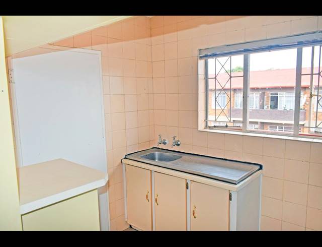 BEDROOM APARTMENT FOR SALE IN NEW REDRUTH